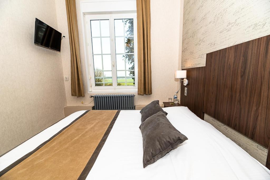 Logis - Hotel Restaurant La Sapiniere Wisques Exteriör bild