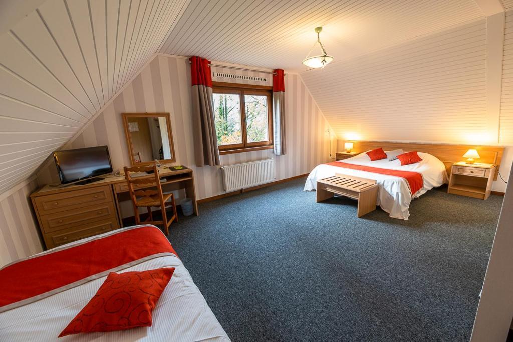 Logis - Hotel Restaurant La Sapiniere Wisques Exteriör bild
